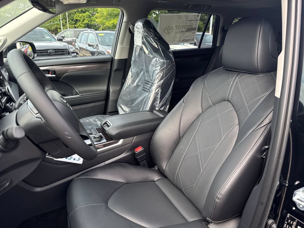 New 2026 Toyota Highlander Platinum AWD/4WD image 17