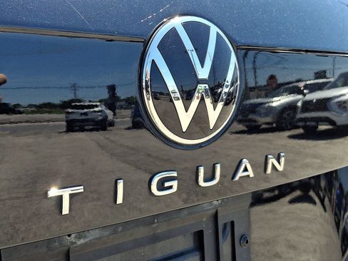 Used 2022 Volkswagen Tiguan SE AWD/4WD image 32