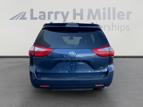 Used 2018 Toyota Sienna LE w/ Carpet Mat Package FWD image 4