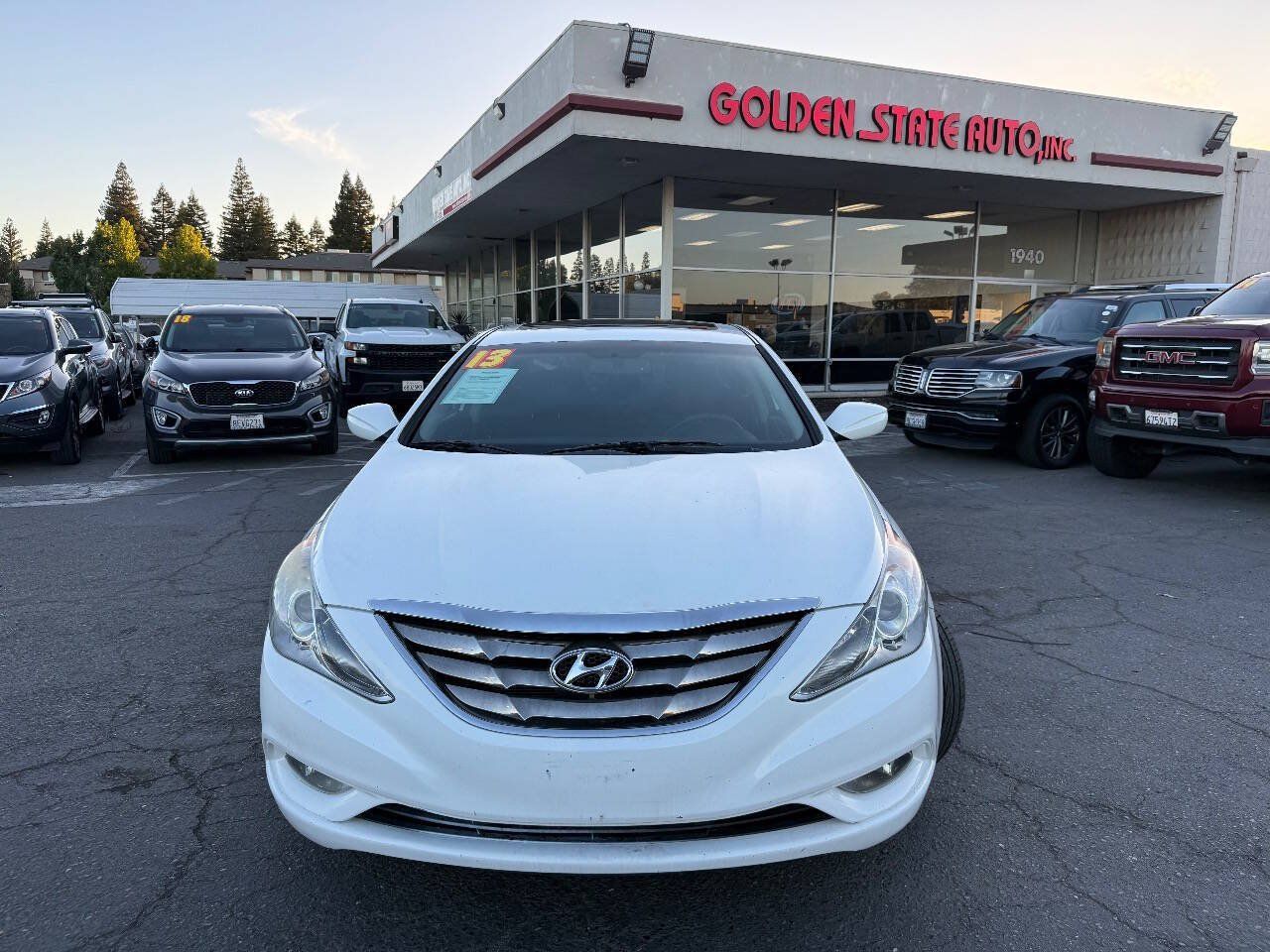 Used 2013 Hyundai Sonata SE w/ Navigation & Sunroof Pkg FWD image 2
