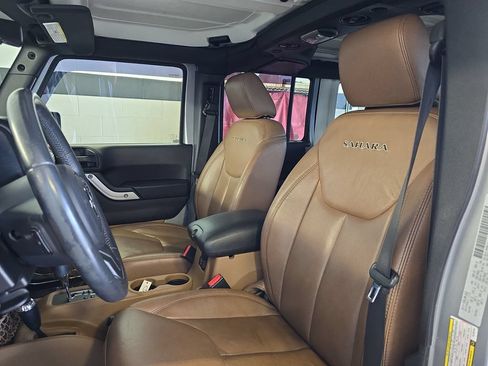 Used 2016 Jeep Wrangler Unlimited Sahara w/ Dual Top Group AWD/4WD image 17