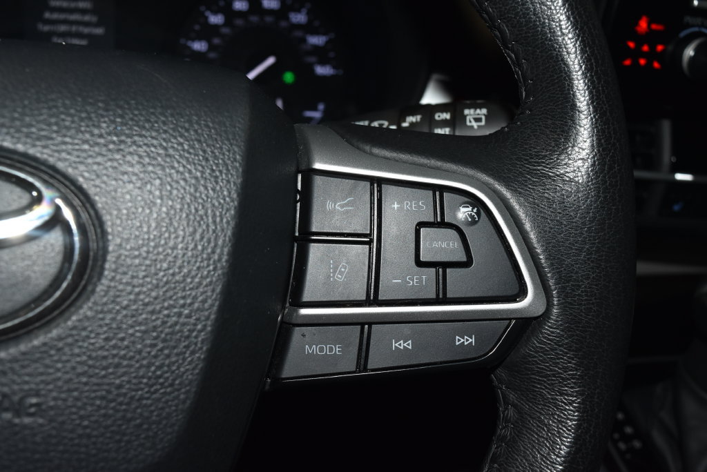 Used 2024 Toyota Sienna XLE FWD image 9