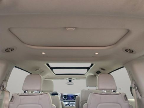 Used 2020 Chrysler Pacifica Limited image 35