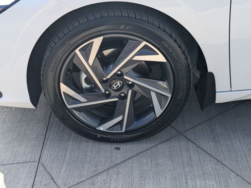 Certified 2025 Hyundai Elantra Sport image 19