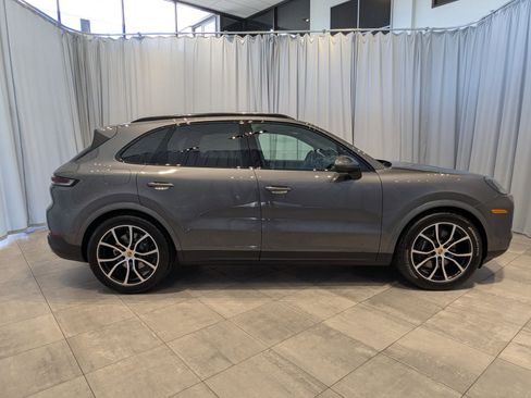 Used 2025 Porsche Cayenne image 8