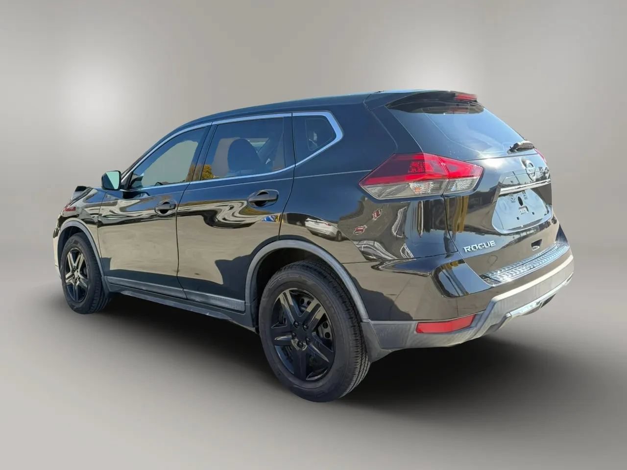 Used 2018 Nissan Rogue S FWD image 4