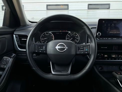 Used 2025 Nissan Rogue SV image 32