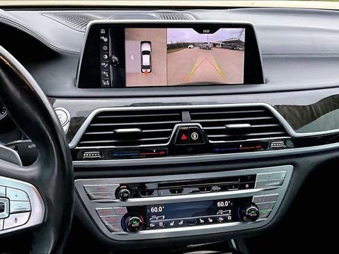 Used 2017 BMW 750i image 7