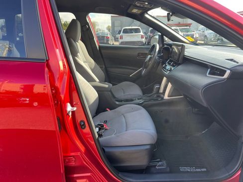 Used 2025 Toyota Corolla Cross SE image 30