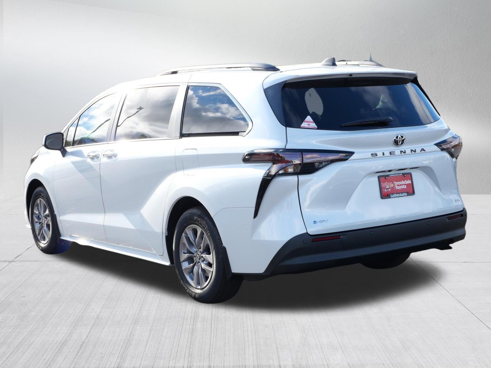 Certified 2026 Toyota Sienna XLE FWD image 5