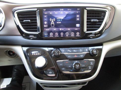 Used 2019 Chrysler Pacifica Touring-L Plus w/ Advanced Safetytec Group FWD image 20
