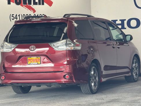 Used 2019 Toyota Sienna SE w/ SE Preferred Package FWD image 3