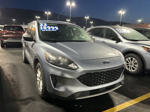 Used 2022 Ford Escape SE image 2