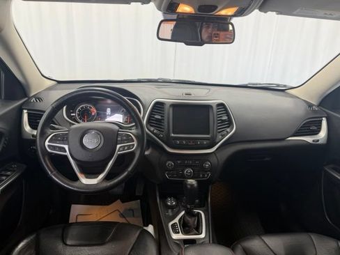 Used 2017 Jeep Cherokee Trailhawk AWD/4WD image 2