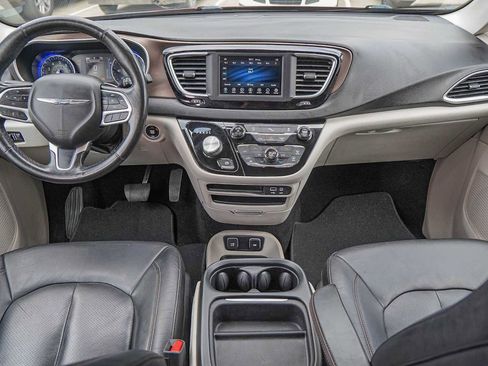 Used 2019 Chrysler Pacifica Touring-L image 23