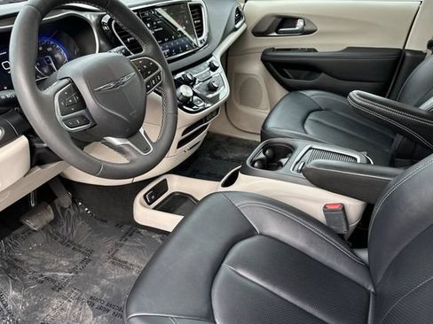 Certified 2024 Chrysler Pacifica Touring-L FWD image 2