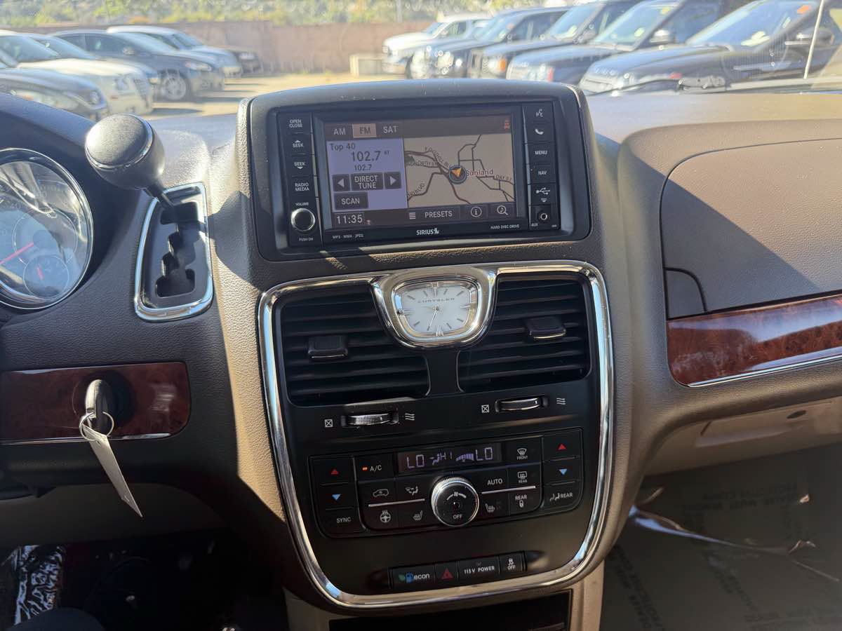 Used 2013 Chrysler Town & Country Touring-L w/ Driver Convenience Group FWD image 13