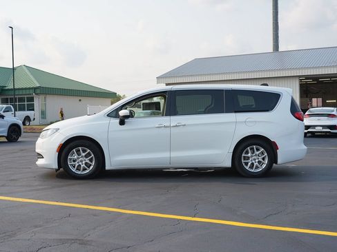 Used 2022 Chrysler Voyager LX FWD image 6
