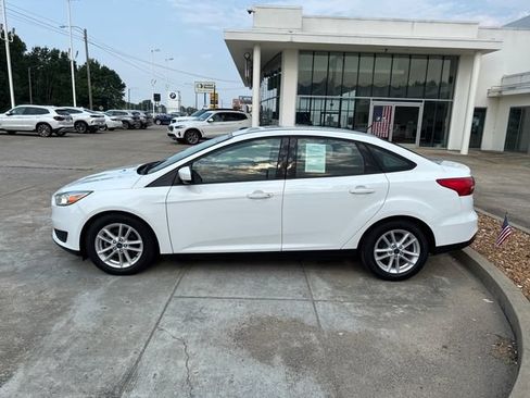 Used 2018 Ford Focus SE FWD image 4