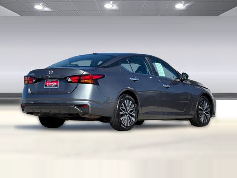 Used 2024 Nissan Altima 2.5 SV image 3