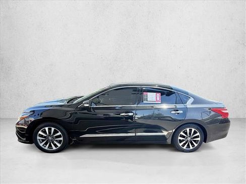 Used 2017 Nissan Altima 2.5 SL w/ Technology Package FWD image 3