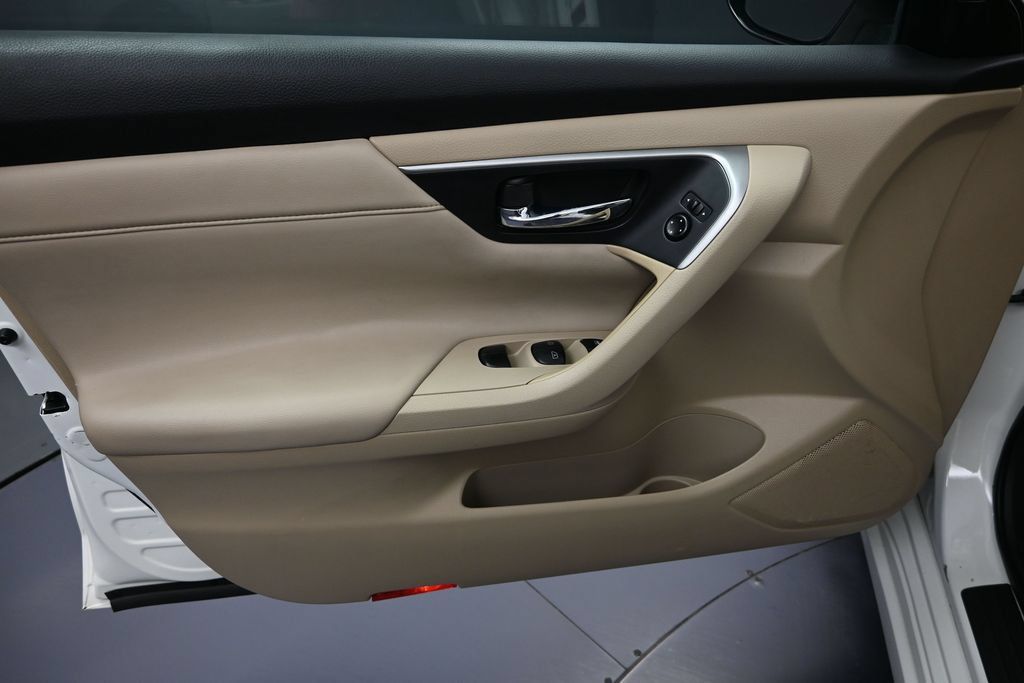 Used 2015 Nissan Altima 2.5 SV w/ Convenience Package FWD image 9