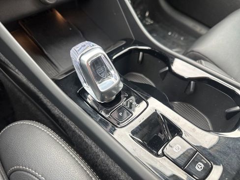 Certified 2025 Volvo XC40 B5 Plus image 19