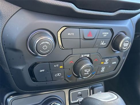 Used 2022 Jeep Renegade Latitude image 29