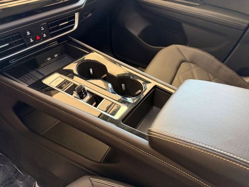 Used 2025 Volkswagen Atlas SE image 35