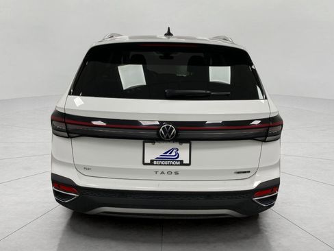 Used 2025 Volkswagen Taos SE AWD/4WD image 5