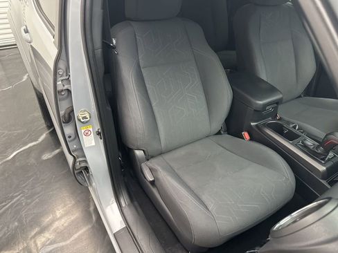 Used 2018 Toyota Tacoma TRD Sport w/ Technology Package image 9