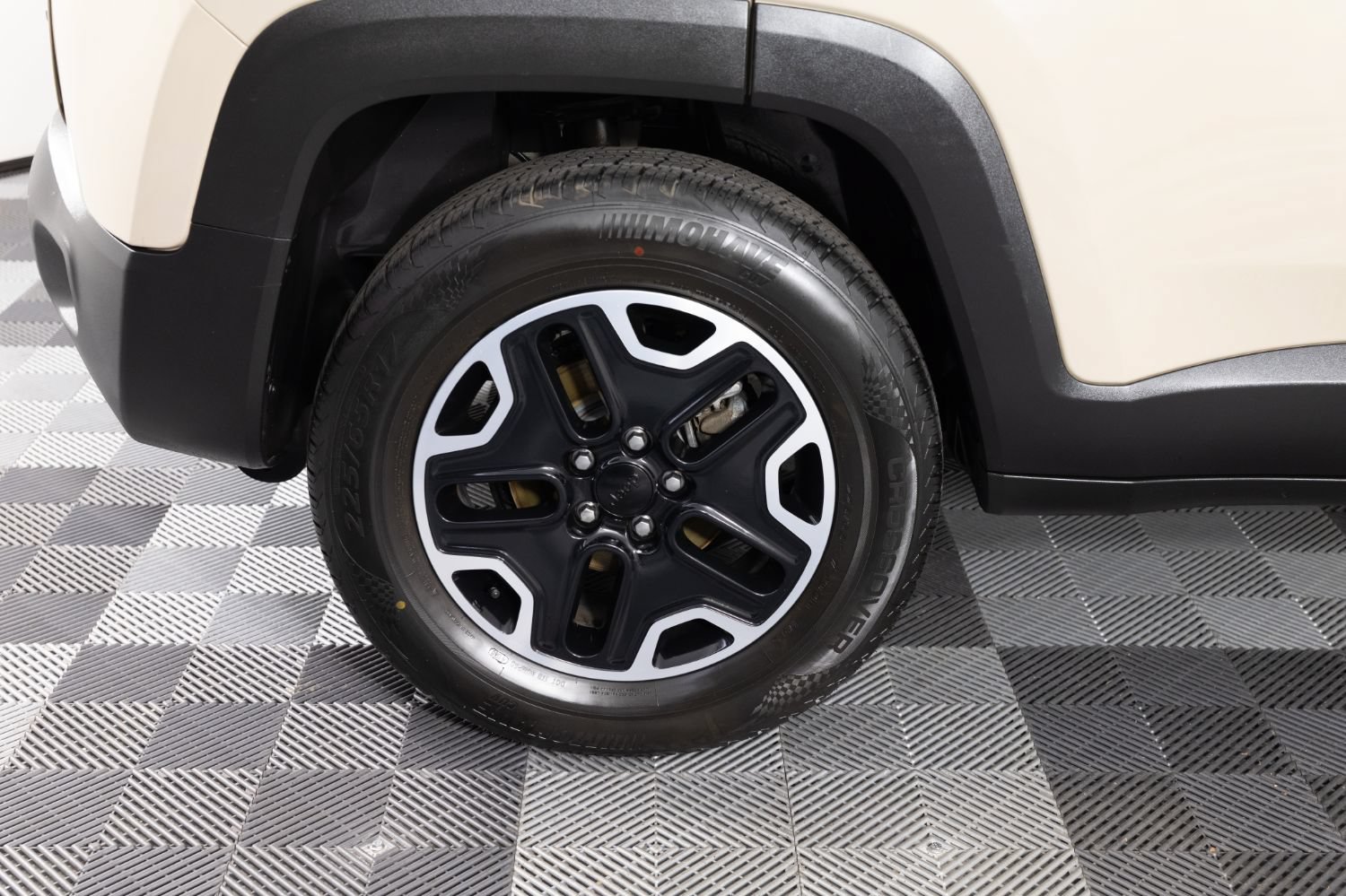 Used 2015 Jeep Renegade Trailhawk w/ Popular Equipment Group AWD/4WD image 34