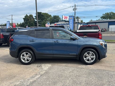 Used 2024 GMC Terrain SLE FWD image 9