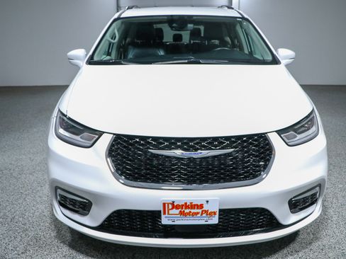 Used 2022 Chrysler Pacifica Touring-L FWD image 4