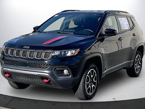 Used 2024 Jeep Compass Trailhawk image 4