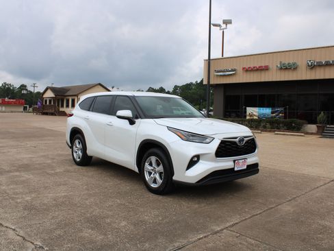 Used 2023 Toyota Highlander LE image 4