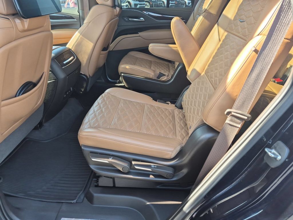 Used 2021 Cadillac Escalade Premium Luxury AWD/4WD image 28