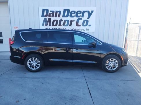 New 2026 Chrysler Pacifica Select AWD/4WD image 13