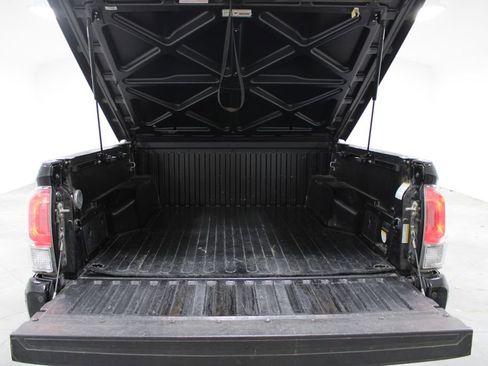 Used 2016 Toyota Tacoma Limited image 17