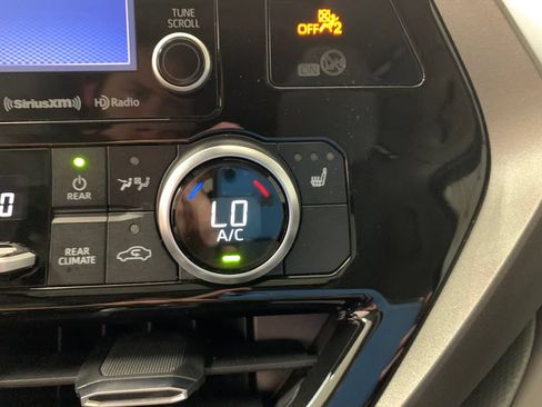 Used 2022 Toyota Highlander XLE FWD image 31
