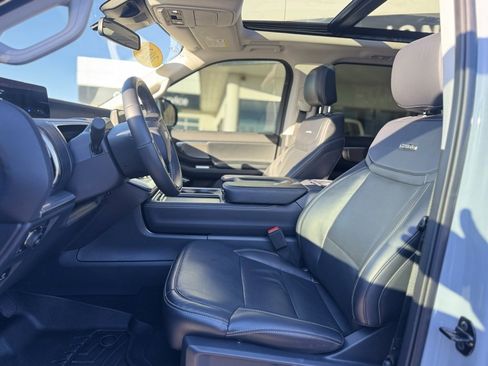 Used 2025 Ford Expedition Max Platinum w/ Driver's Package image 10