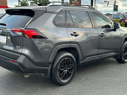 Used 2021 Toyota RAV4 XLE w/ Convenience Package FWD image 8