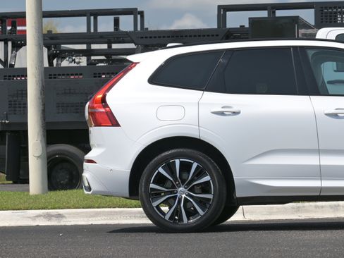 Used 2024 Volvo XC60 B5 Plus w/ Protection Package Premier image 5