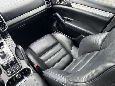 Used 2013 Porsche Cayenne Turbo AWD/4WD image 27