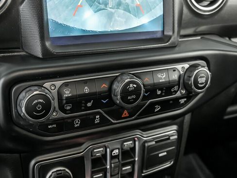 Used 2019 Jeep Wrangler Unlimited Sahara image 32