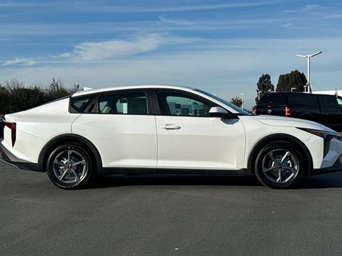 New 2025 Kia K4 LXS image 3