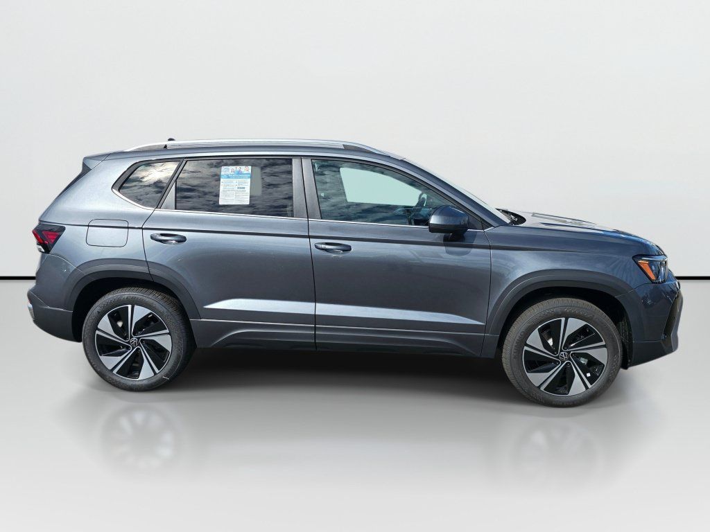 New 2026 Volkswagen Taos SE AWD/4WD image 2
