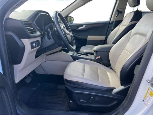 Used 2020 Ford Escape Titanium image 3