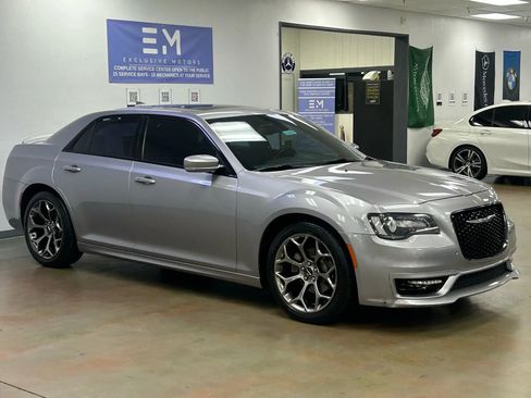 Used 2018 Chrysler 300 S w/ 300S Premium Group image 2