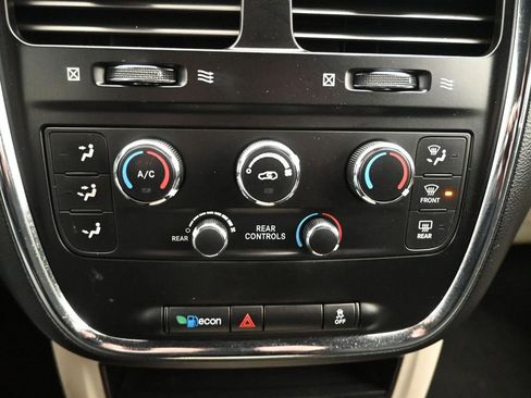 Used 2016 Dodge Grand Caravan SE image 13